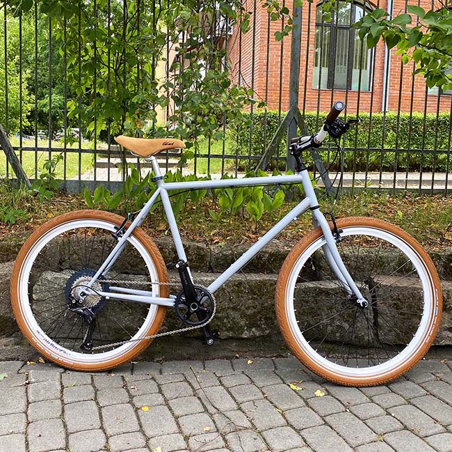 Szary rower z brązowymi elementami. Miejski urban.
