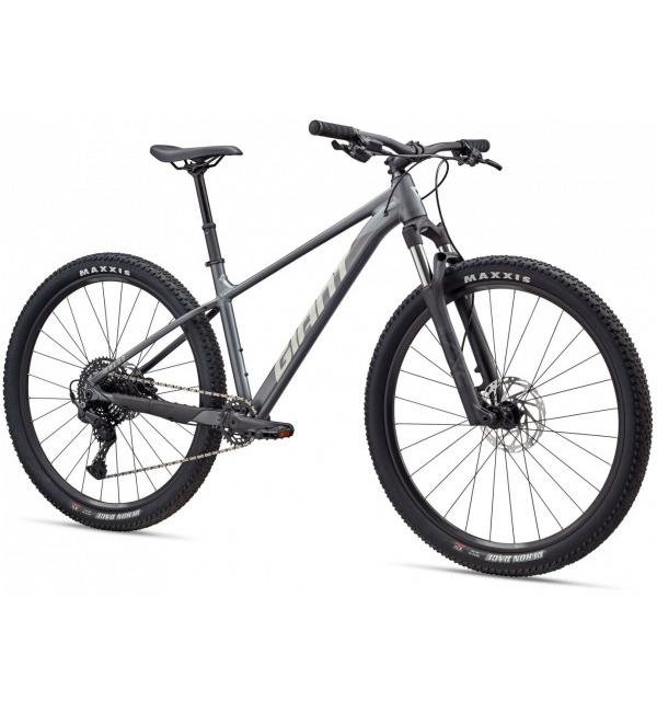 Giant Talon 1 Charcoal pod kątem