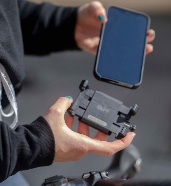 SP Connect Roadbike wyjmuje telefon