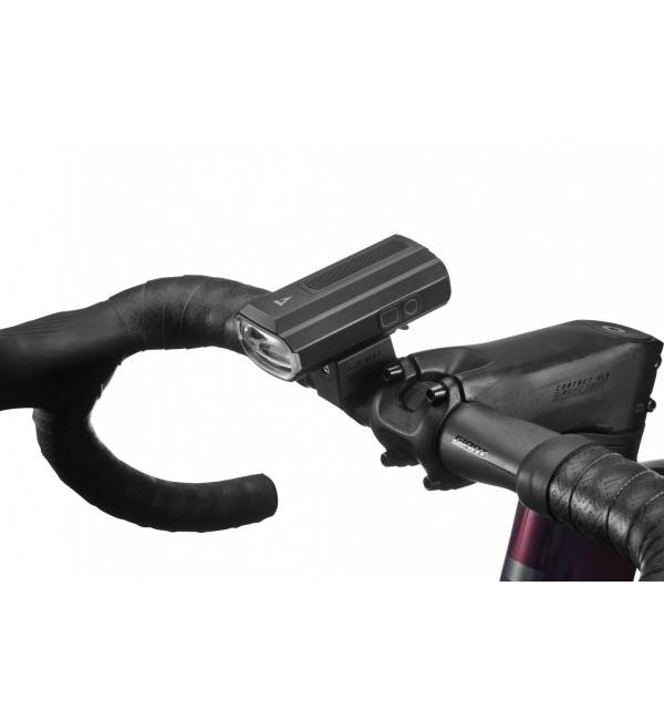 Lampka przednia Giant Recon+ HL1200 ekspozycja na kierownicy