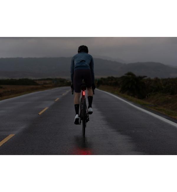 Lampka tylna Giant Recon+ TL 300 na rowerze w trakcie jazdy