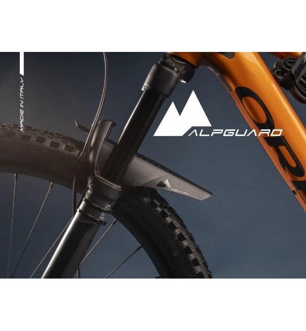 RaceOne AlpGuard – uniwersalny przedni błotnik rowerowy na rowerze